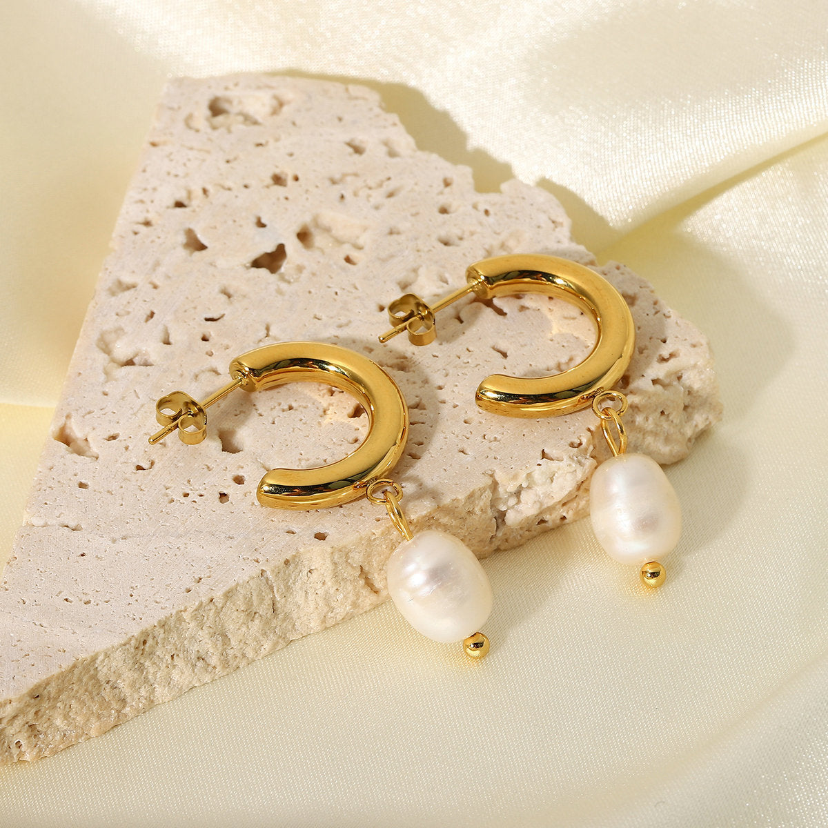 Fashionable Design Pearl Earrings