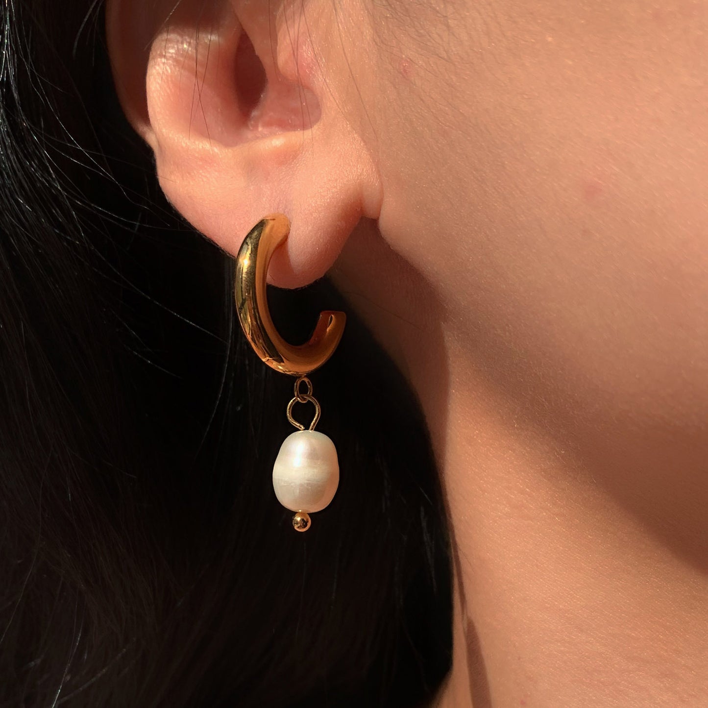 Fashionable Design Pearl Earrings