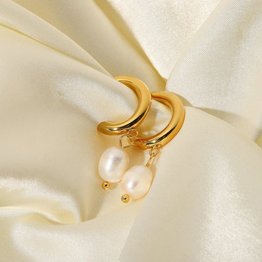 Fashionable Design Pearl Earrings